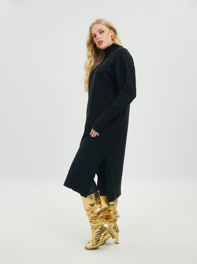 Трикотажное платье с воротником-стойкой