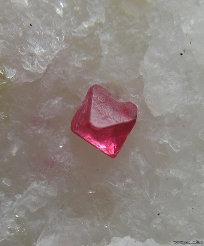 Шпинель в мраморе. Бирма. 31*19*19мм