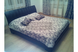 Покрывадл на кровать сделано в сочетании со шторами. Выбран светлый цвет. Подушки на кровать также в общем сочетании со шторами и покрывалом.