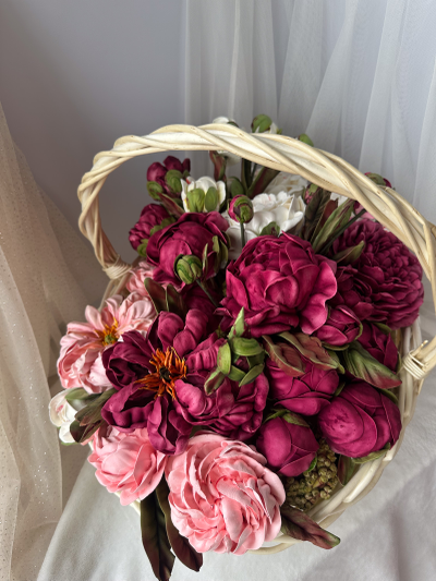 Корзина с зефирными пионами