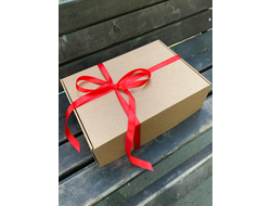 2 штуки - Подарочная коробка с наполнителем КРАФТ и красной лентой (37x26x12 см)