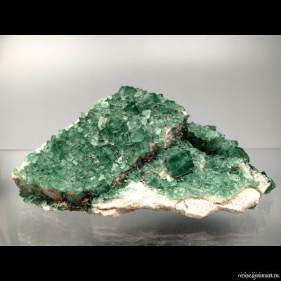 Флюорит, друза кристаллов на породе. Китай. 205*100*80мм.