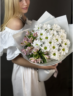 Букет из хризантем и альстромерий