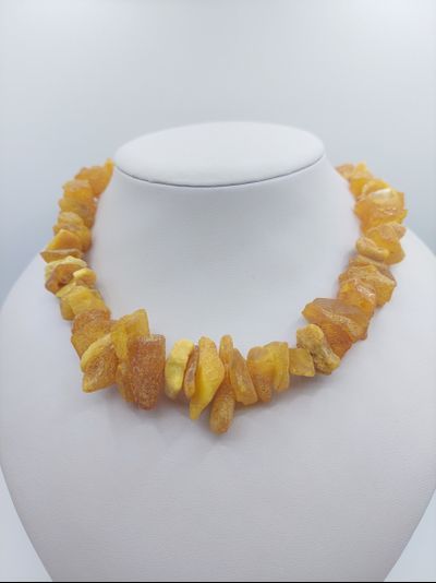 Лечебные бусы из крупного белого янтаря