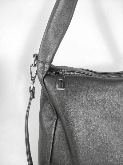 (АРТИКУЛ: 10122/1/5) СУМКА, СРЕДНЕГО РАЗМЕРА, НАТУРАЛЬНАЯ КОЖА, СЕРАЯ С НЕБОЛЬШИМ БЛЕСКОМ, ДВА ОТДЕЛЕНИЯ, ЧЕРЕЗ ПЛЕЧО