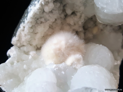 Друза окенит,  Пренит в застывшей базальтовой лаве. 103*85*76мм (модификация 1)