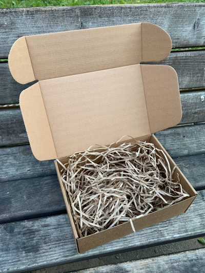 Подарочная коробка GILEV 22х16х8см с наполнителем и декоративной веревкой