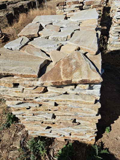 Камень плитняк бело-жёлтый с разводом галтованный