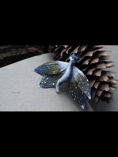 Миниатюрный кулон с бабочкой Ледяной Лисички