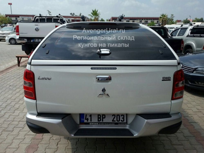 Вид сзади на новый Mitsubishi L200 2015-2016-2017-2018- со спортивным кунгом Starbox белого цвета