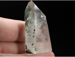 Кварц горный хрусталь с фантомами и хлоритом, кристалл полированный, Бразилия (43*28*20 мм, 33 г) №36855