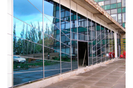 Фасад из алюминия с уклоном импостов. Москва