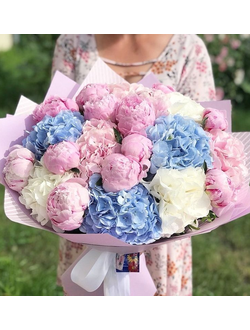 Гортензии и пионы в стильной упаковке