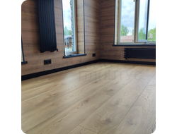 Плинтус ХДФ Dollken Cubu Flex Life 60мм Х 2,5 м 0110/1144 Чёрный в интерьере 3