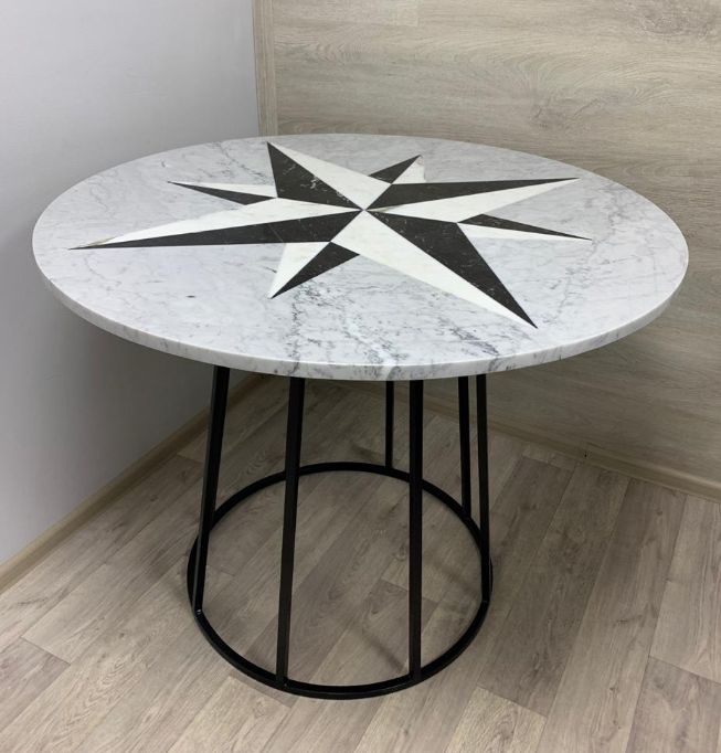 журнальный столик из мрамора Bianco Carrara со вставками из мрамора Statuarietto и Negro Marquina