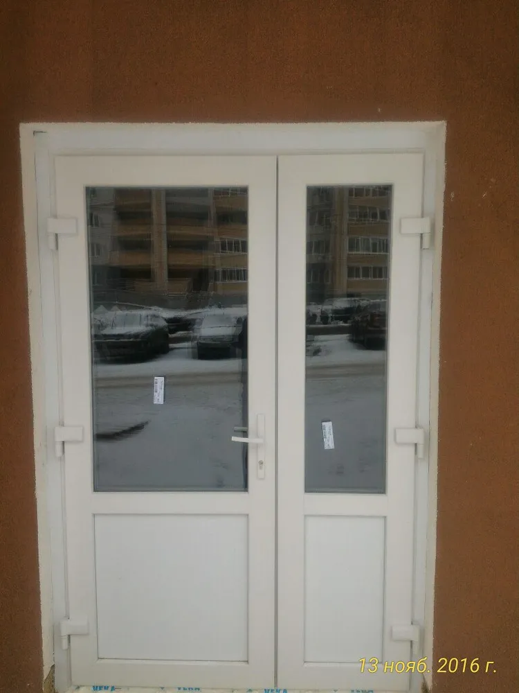 Входная дверь в магазин Делко
г.Владимир, ул.Н.Дуброва. Профиль Века 70 мм с нажимным гарнитуром. Монтаж компания "Найс-окна"