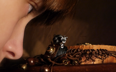 Необычное колье в стиле фэнтези с ретро фотоаппаратом "Смотри! Улиткорог на объективе!". Работа для конкурса «Взгляд на фотоаппарат» от Nikon и Ярмарки Мастеров