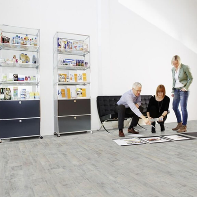 Виниловый пол Wineo 800 Wood Copenhagen Frosted Pine DLC00076 в интерьере офиса