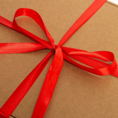 Подарочная коробка GILEV 32х32х12см с наполнителем и красной лентой