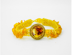 Браслет из Чешского бисера  с янтарем , кабошоном из ювелирной смолы с янтарем