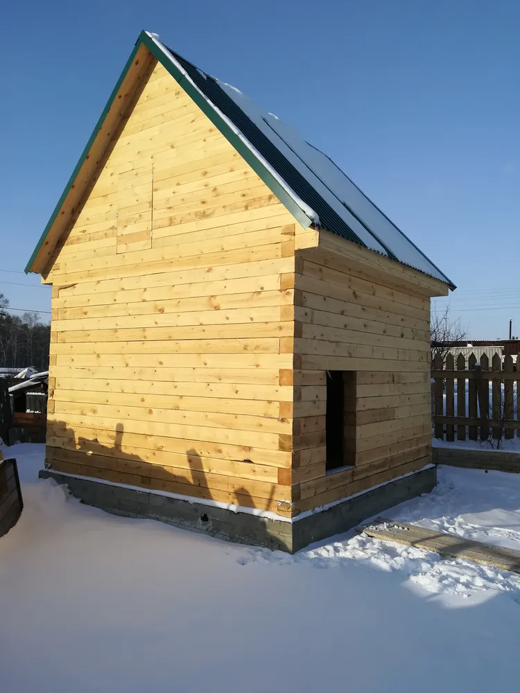 Сруб 4 на 4,  на ленточном фундаменте, кровля профнастил