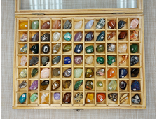 Коллекция камней (77 образцов по 2-3 см) в коробке 32*23*4 см, с крышкой, вес около 1700 г №23622
