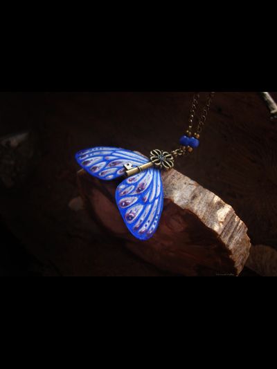 "Ключик от неба", бохо-подвеска с сапфиром и шёлковыми крылышками феи
