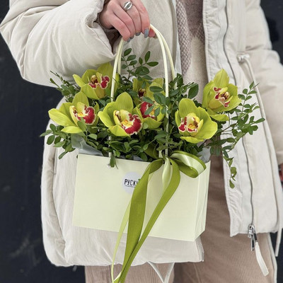 Цветочная сумочка из 7 орхидей