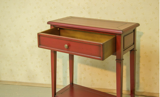 Тумба высокая на прямых точеных ножках.