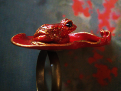 Кольцо с лягушкой на лепестке Червонной Муравы