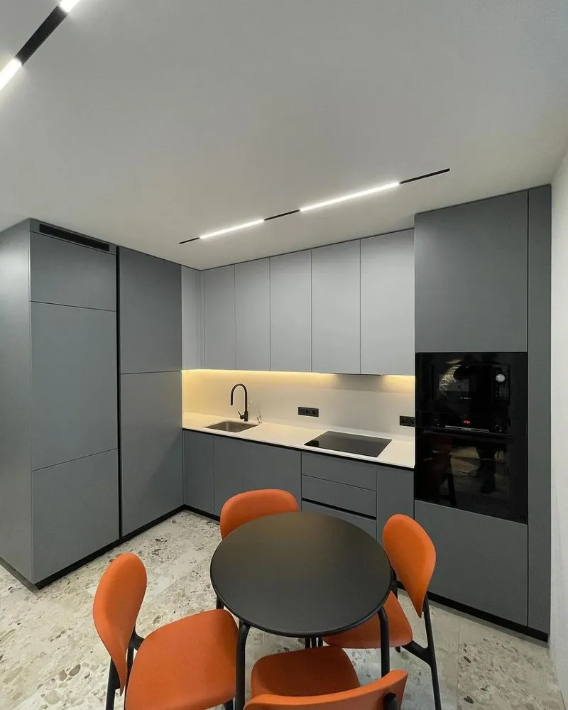 Кухня угловая , 1800*3400мм. Материал фасадов МДФ. Срок изготовления от 30 рабочих дней. Цена на момент заказа 195000 руб