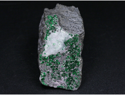 Уваровит кристаллы на породе, Урал (38*28*20 мм, 41 г) №25865