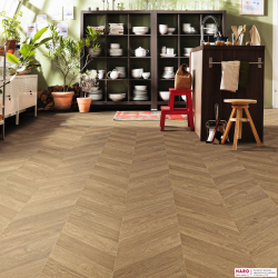 Декор ламината Haro Дуб Натур Шеврон 545180 в интерьере кухни