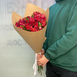 Букет из красных альстромерий