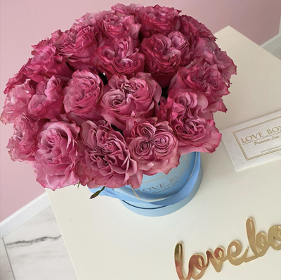 Букет в шляпной коробке с розами S