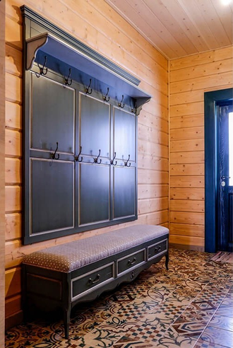 Пуф с мягким сиденьем и тремя выдвижными ящиками.