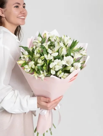 Букет из 11 белых альстромерий