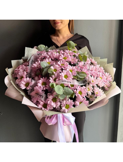БУКЕТ ИЗ 15  РОЗОВЫХ КУСТОВЫХ ХРИЗАНТЕМ С ДОБАВЛЕНИЕМ ЭВКАЛИПТА - (АРТ. М106)