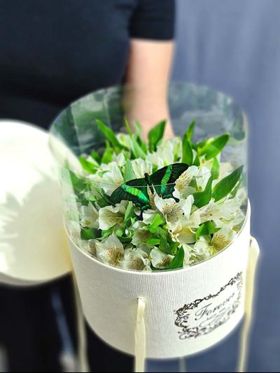 Весенний букет с бабочкой №90