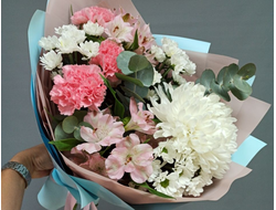 Букет с гвоздикой и одноголовой хризантемой "Сладкий поцелуй"