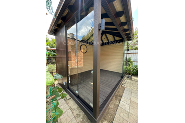 Беседка из ДПК, с безрамным остеклением и мягкой кровлей