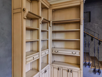 Библиотека угловая открытая с нижними тумбами и лестницей.