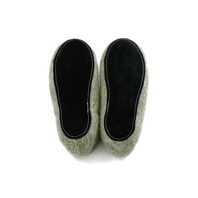 Мужские тапочки зеленый фон