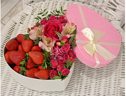 сердечко из кустовых мелких роз и клубники цветочная композиция набережные челны