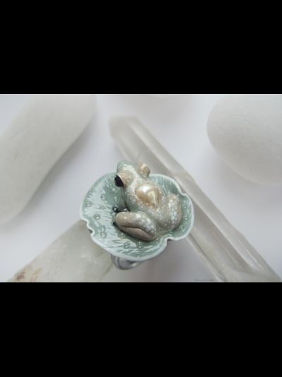 Коллекционное кольцо с лягушкой и жемчужиной "Капель в туманном саду"