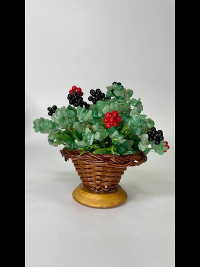 Букет из самоцветов в корзинке