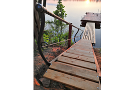 Лестница к воде , на винтовых сваях.