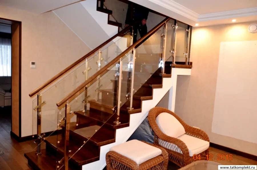 Лестничное ограждение комбинированное, стойки из нержавеющей трубы 40х40мм , поручень из дуба, диаметр 50мм, заполнение закаленное стекло 8мм. https://tatkomplekt.ru