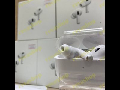 Беспроводные наушники Apple AirPods Pro 2 с активным шумоподавлением.
