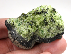 Хризолит (Перидот, Оливин), кристаллы на породе, США (49*30*29 мм, 58 г) №38095